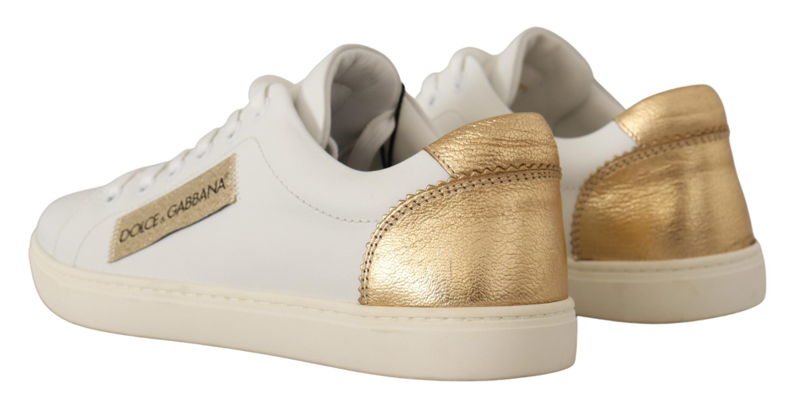 Chaussures sneakers basses en cuir blanc et or de Dolce & Gabbana, style élégant et moderne, vue de face.
