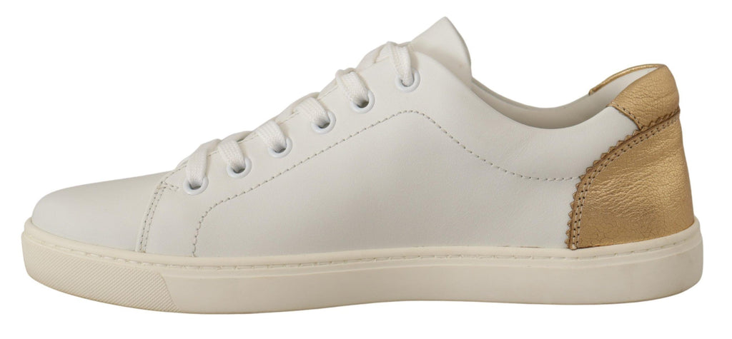 Chaussures basses en cuir blanc et or de Dolce & Gabbana, baskets tendance avec détails élégants, vue de face