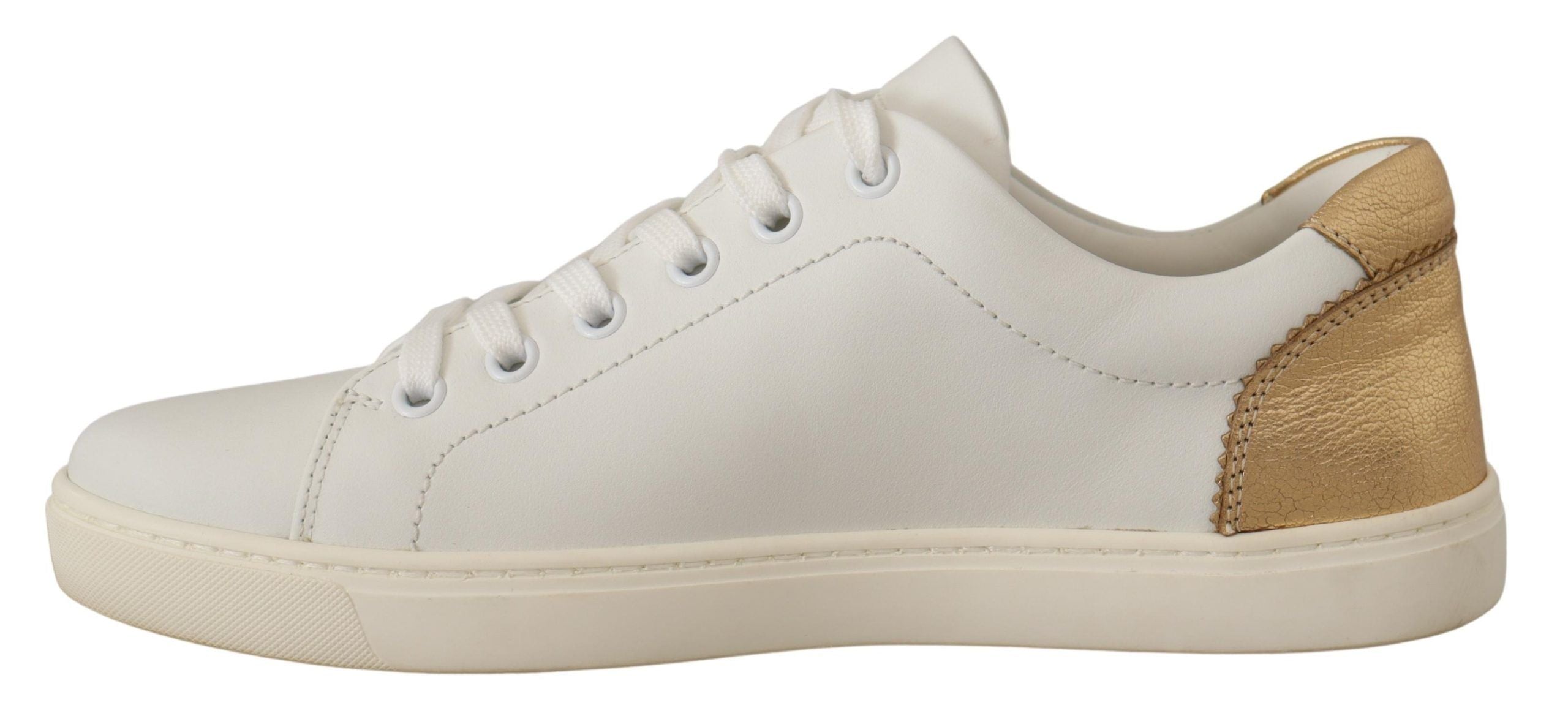 Chaussures basses en cuir blanc et or de Dolce & Gabbana, baskets tendance avec détails élégants, vue de face