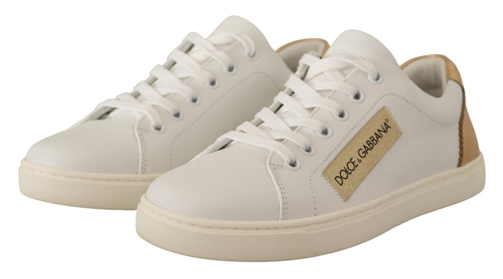 Chaussures sneakers basses en cuir blanc et or de Dolce & Gabbana, style élégant et moderne, visibles avec détails en or brillant.