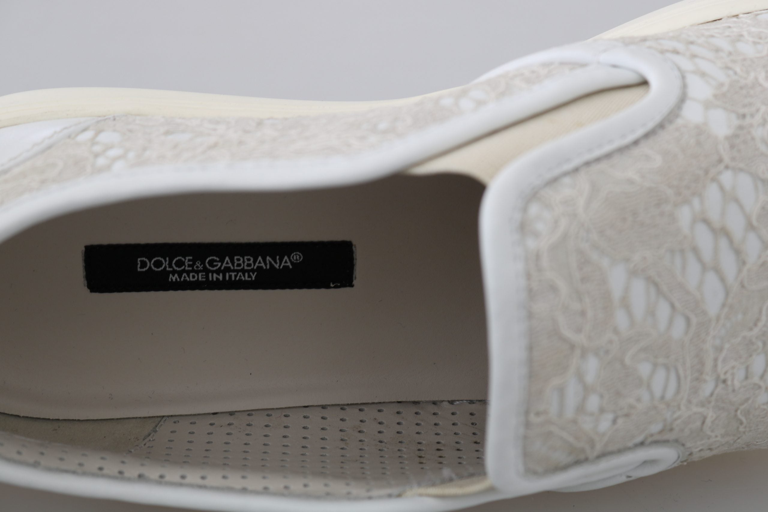 Chaussures mocassins Dolce & Gabbana en cuir blanc avec lacets, style slip-on élégant et confortable.