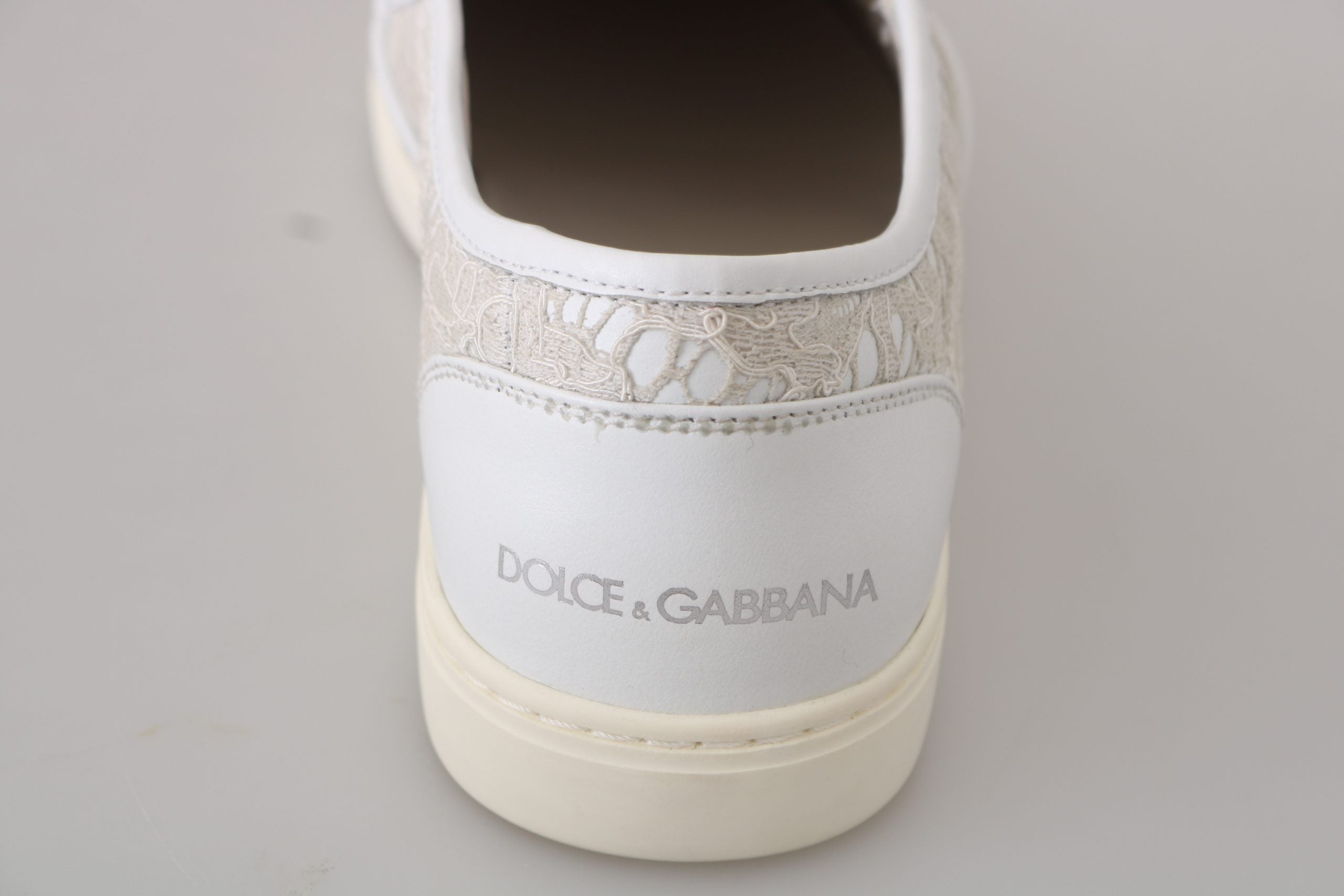 Chaussures mocassins Dolce & Gabbana en cuir blanc avec lacets, slip-on élégant et confortable, pour homme ou femme.