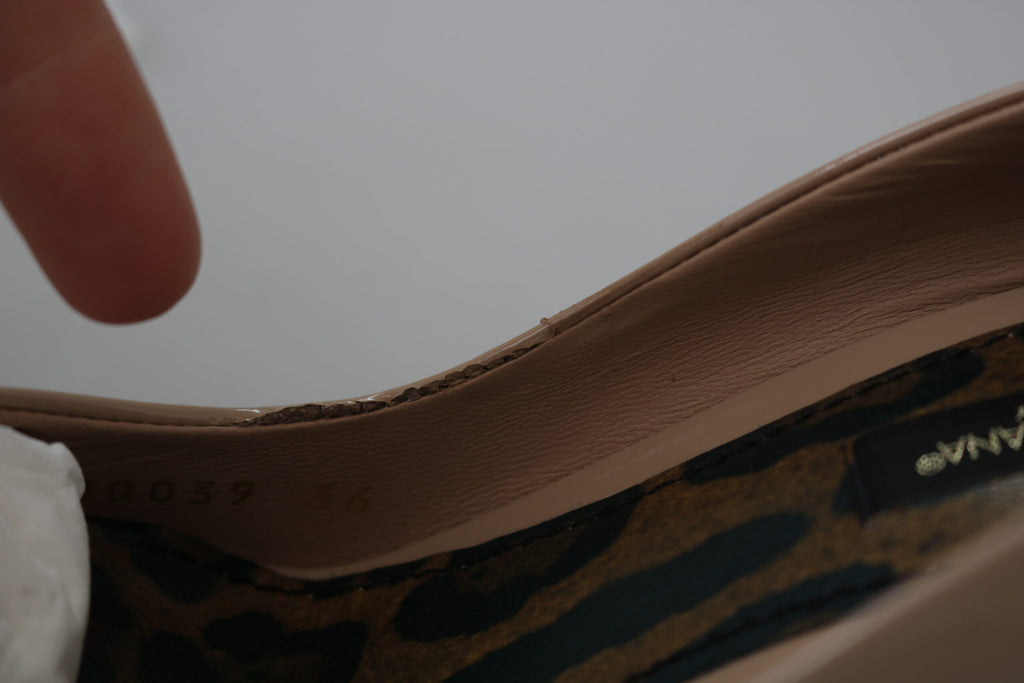 Escarpins à talons aiguilles en cuir verni beige de Dolce & Gabbana, élégants et sophistiqués.