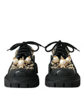 Chaussures Derby de trekking en cuir noir Dolce & Gabbana avec embellissements, vue en gros plan.