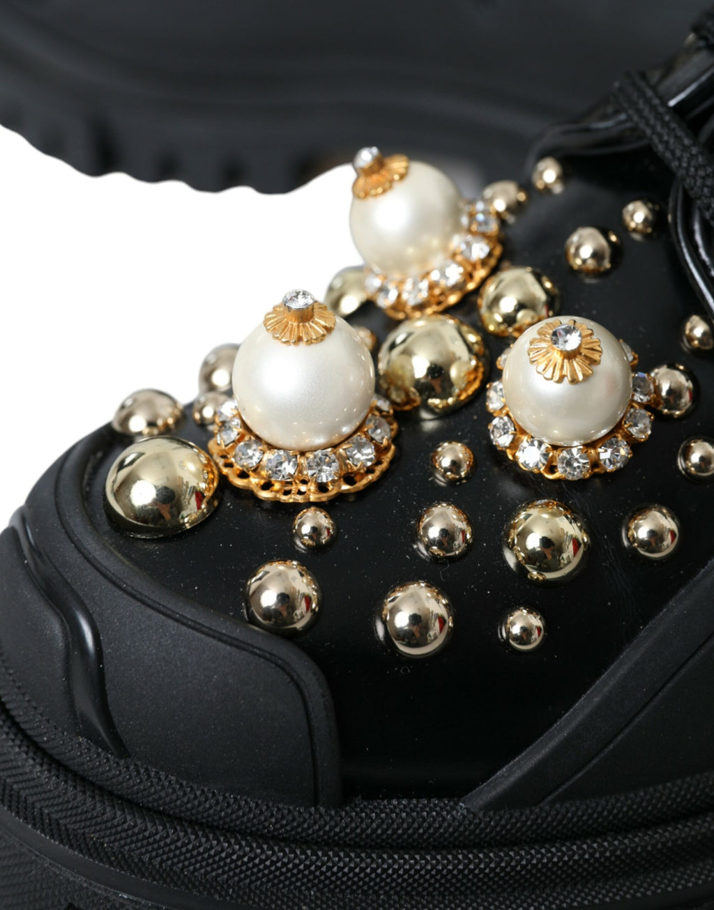 Chaussures Derby de trekking en cuir noir Dolce & Gabbana avec embellissements, vue en gros plan.