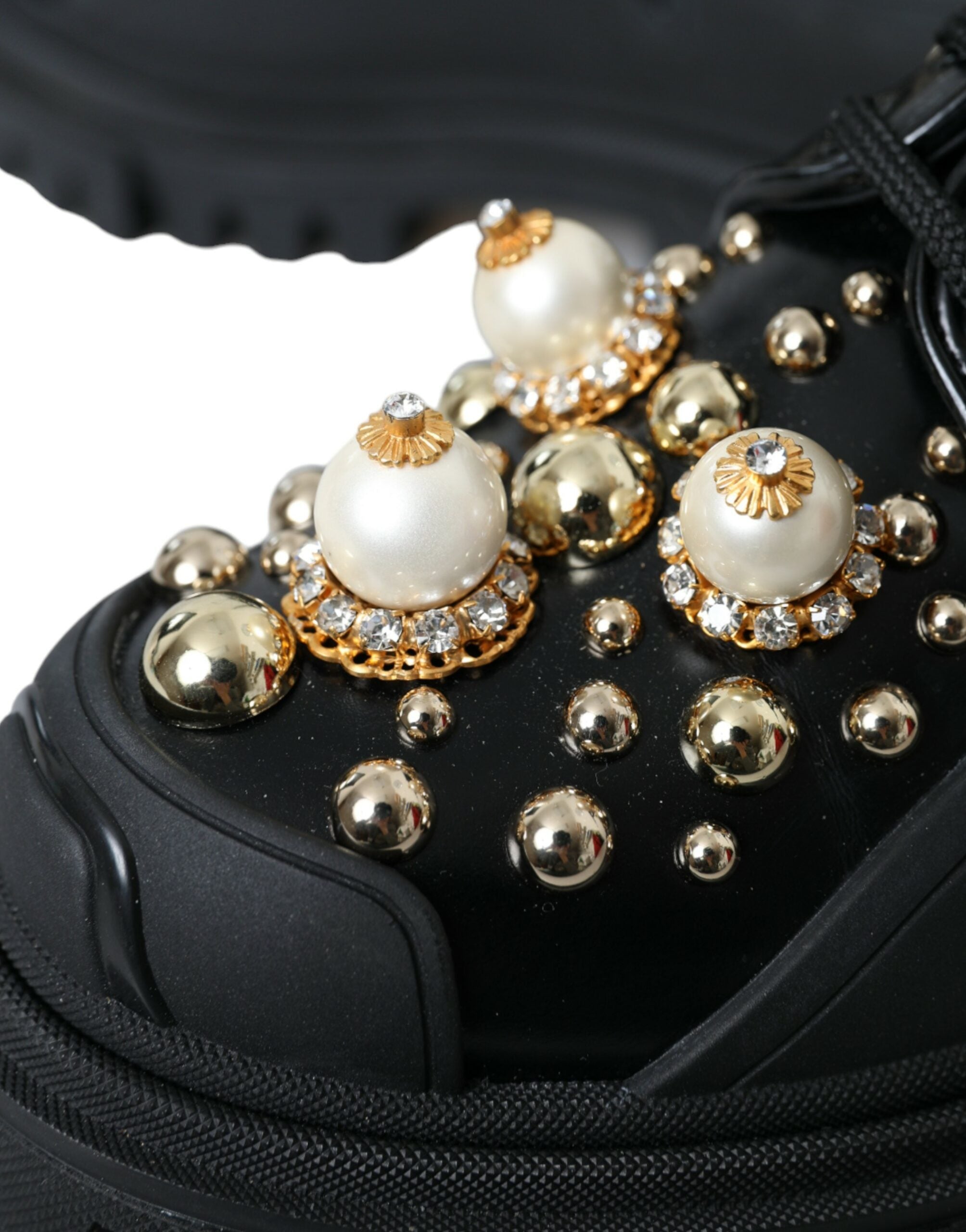 Chaussures Derby de trekking en cuir noir Dolce & Gabbana avec embellissements, vue en gros plan.