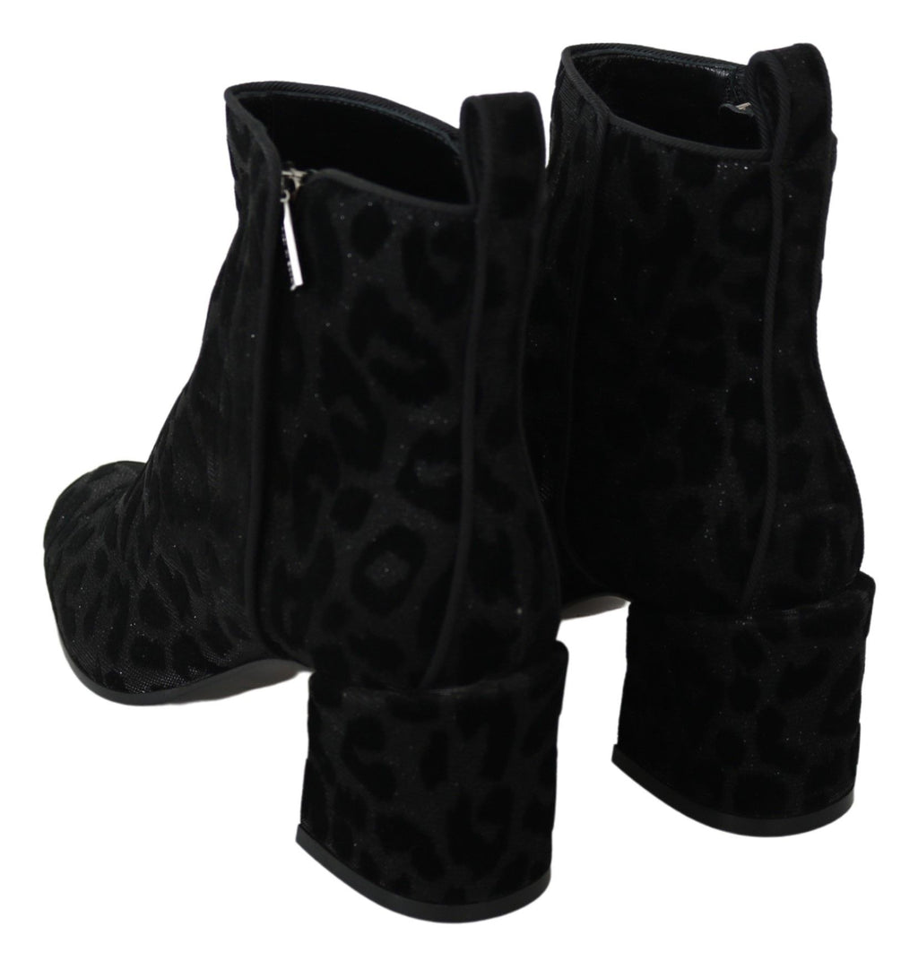 Bottes courtes noires Dolce & Gabbana à motif léopard avec fermeture éclair, style élégant et tendance.
