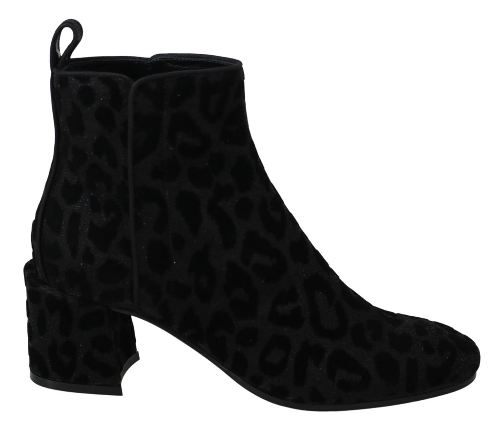 Bottines courtes noires Dolce & Gabbana à motif léopard avec fermeture éclair, style élégant et audacieux.