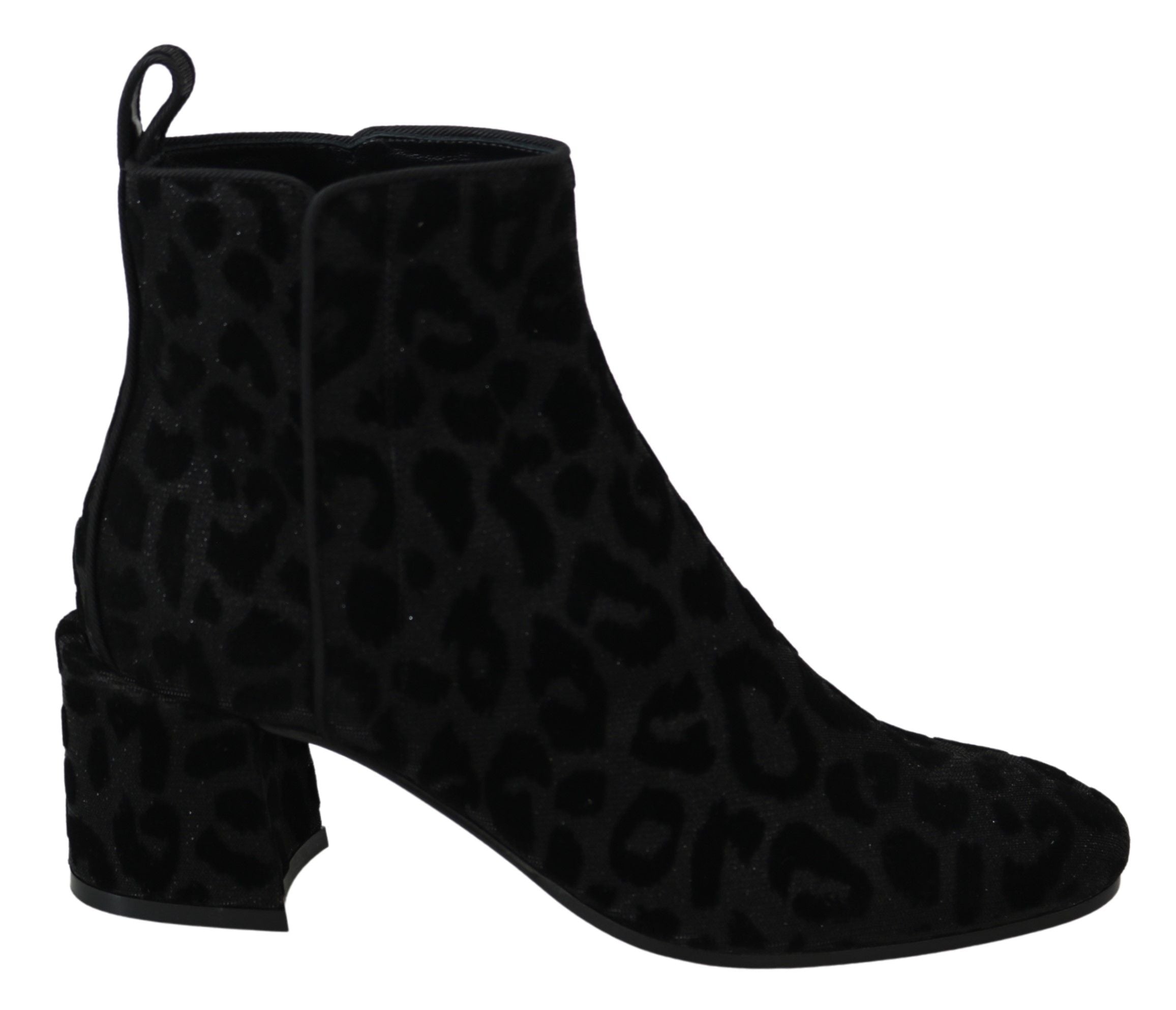 Bottines courtes noires Dolce & Gabbana à motif léopard avec fermeture éclair, style élégant et audacieux.