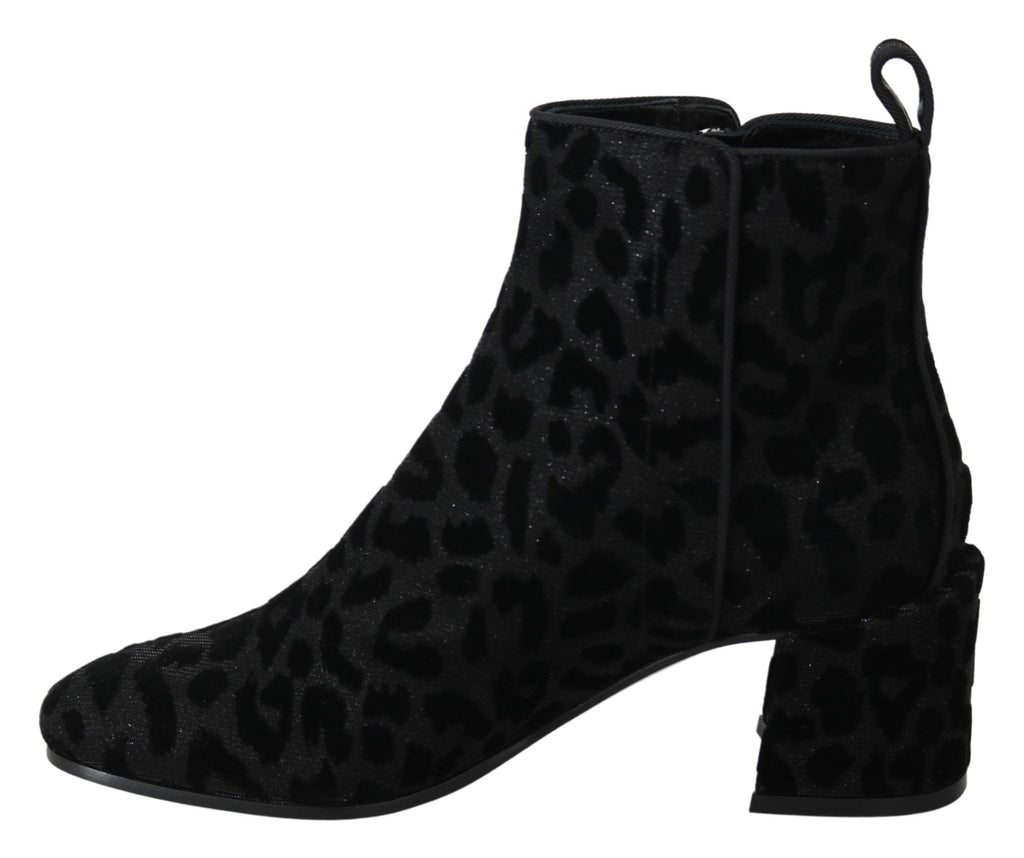 Bottes courtes noires Dolce & Gabbana à motifs léopard avec fermeture éclair, style élégant et tendance.