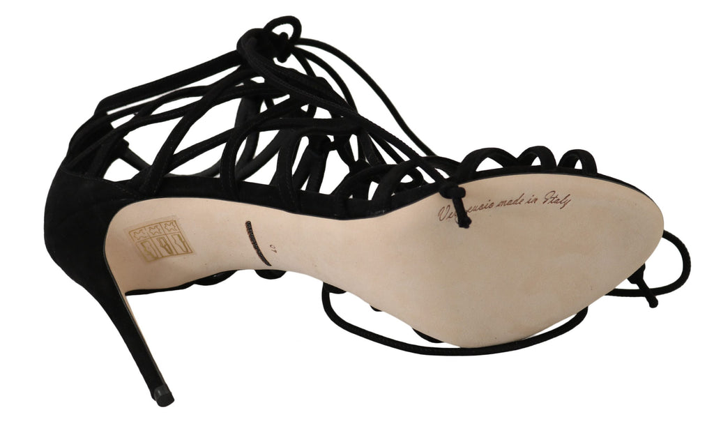 Sandales stilettos en daim noir Dolce & Gabbana avec bride, élégantes et sophistiquées, visibles en gros plan.
