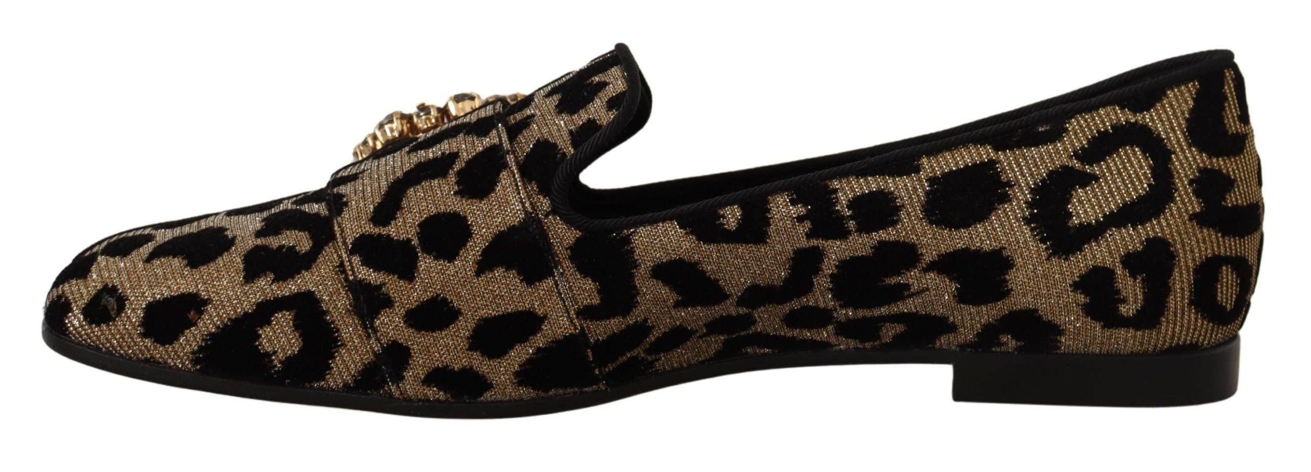 Chaussures loafers Dolce & Gabbana en or avec imprimé léopard et cristaux, style élégant et luxueux.