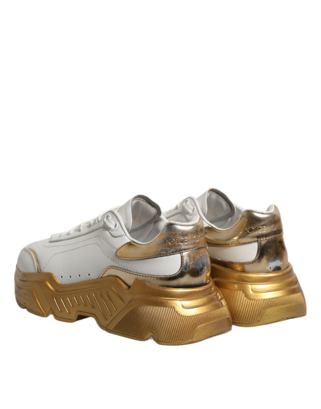 Chaussures sneakers basses Dolce & Gabbana Daymaster blanc et or, vue de face, en cuir avec détails dorés.