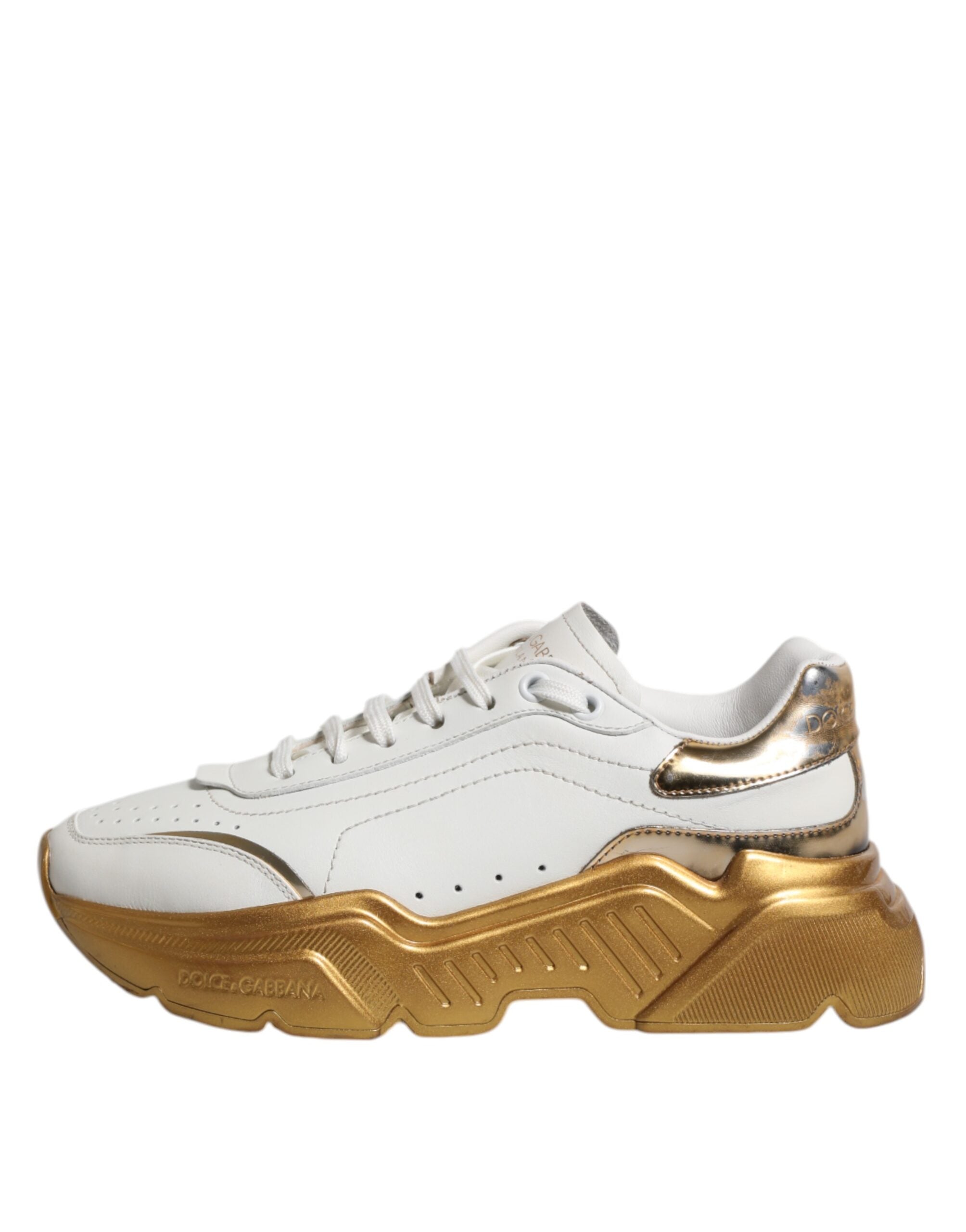 Chaussures basses Dolce & Gabbana Daymaster en or blanc, sneakers élégants pour homme, vue de face avec détails en or.