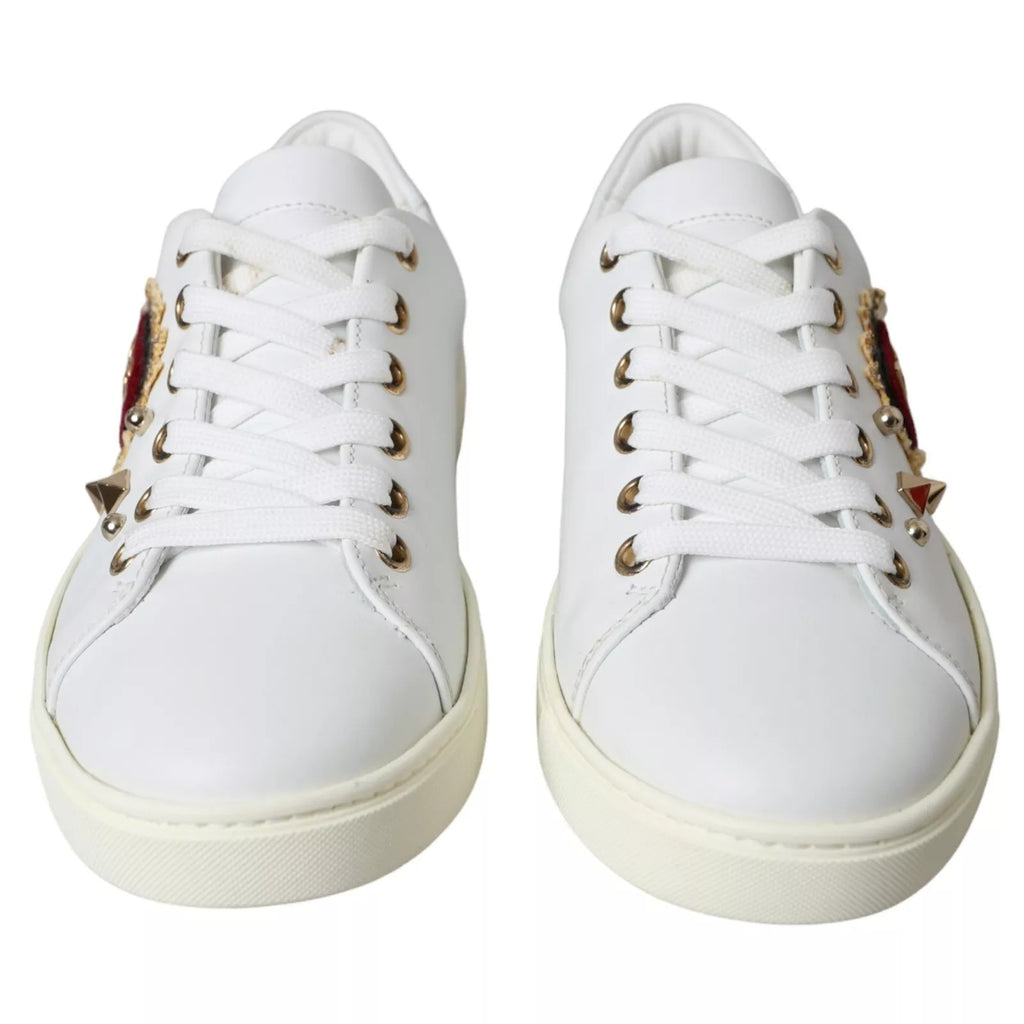 Chaussures sneakers en cuir blanc Dolce & Gabbana avec cœur rouge et détails dorés, vue de face.