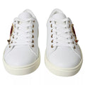 Chaussures sneakers en cuir blanc Dolce & Gabbana avec cœur rouge et détails dorés, vue de face.