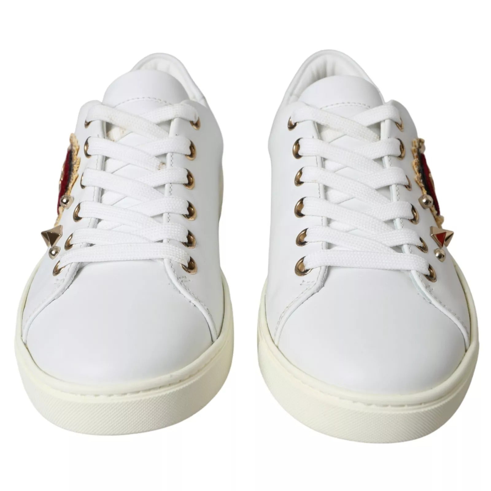 Chaussures sneakers en cuir blanc Dolce & Gabbana avec cœur rouge et détails dorés, vue de face.