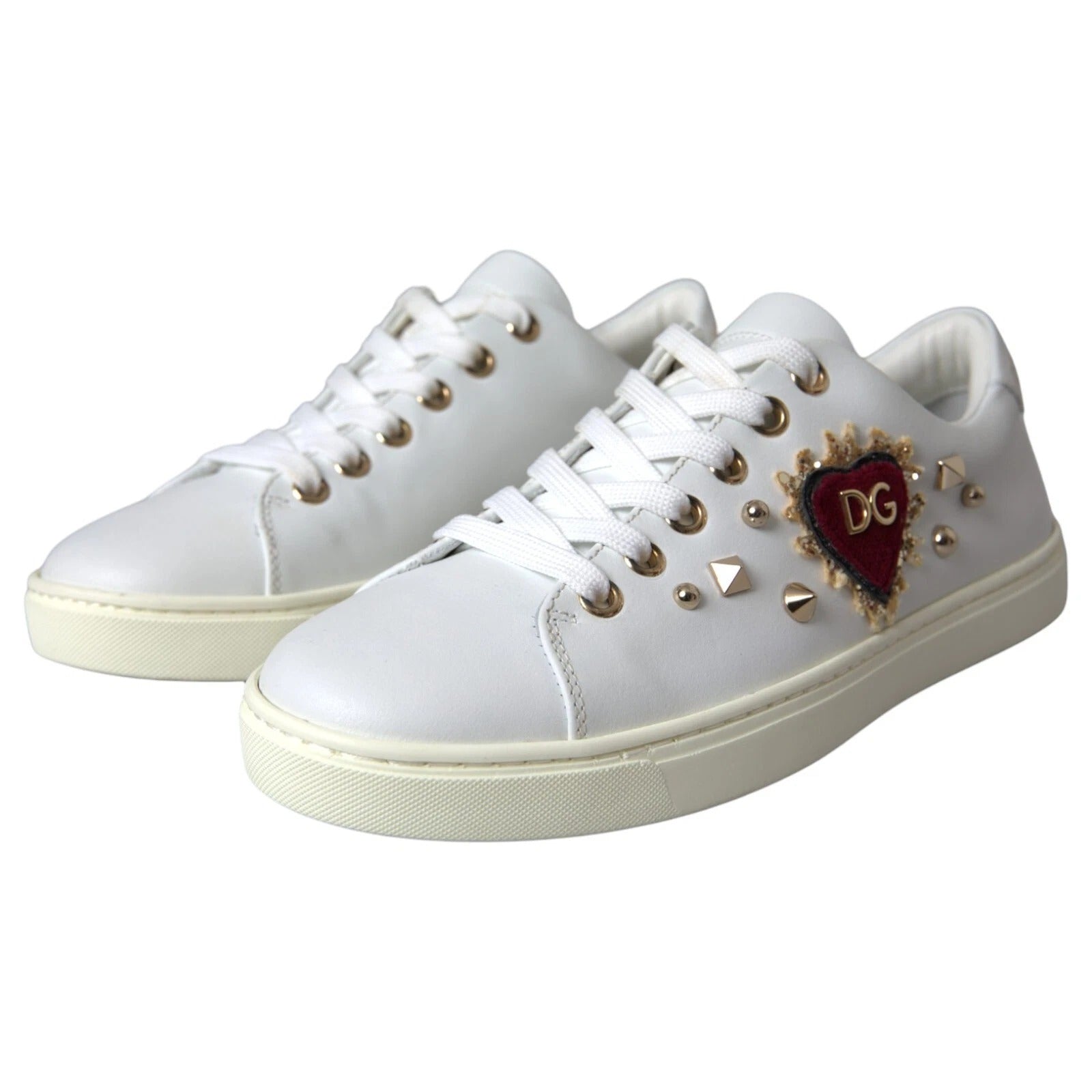 Chaussures Dolce & Gabbana en cuir blanc avec cœurs dorés et rouges, baskets élégantes pour femmes.