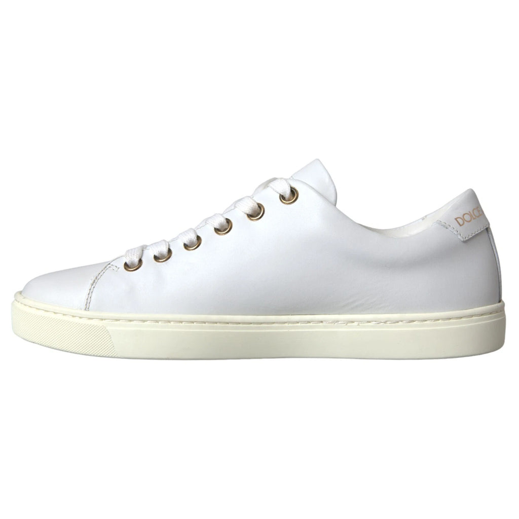 Chaussures sneakers Dolce & Gabbana en cuir blanc avec détails dorés et cœurs rouges visibles sur l'image.