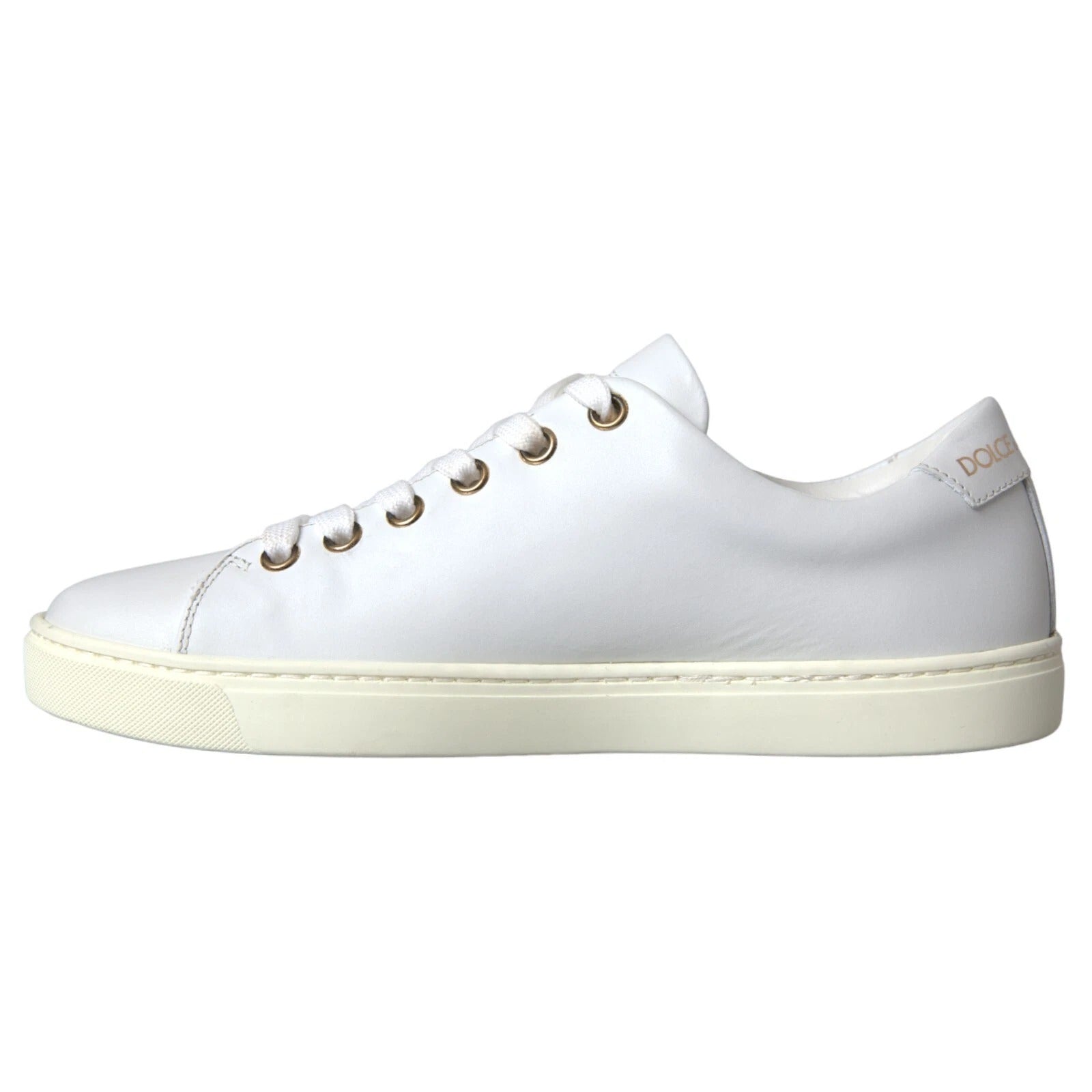 Chaussures sneakers Dolce & Gabbana en cuir blanc avec détails dorés et cœurs rouges visibles sur l'image.