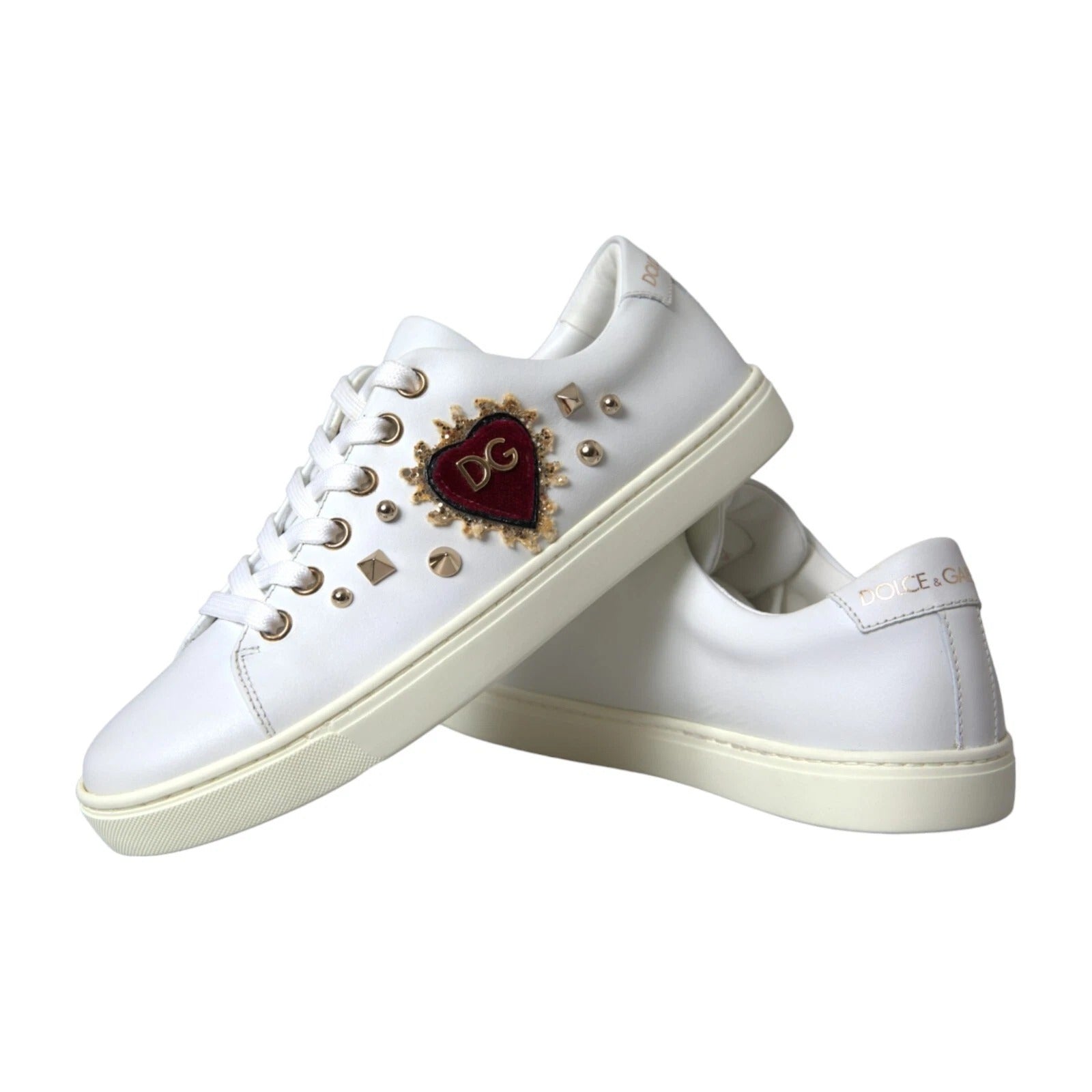 Chaussures sneakers blanches en cuir de Dolce & Gabbana avec cœur rouge et détails dorés, mode élégante et originale.