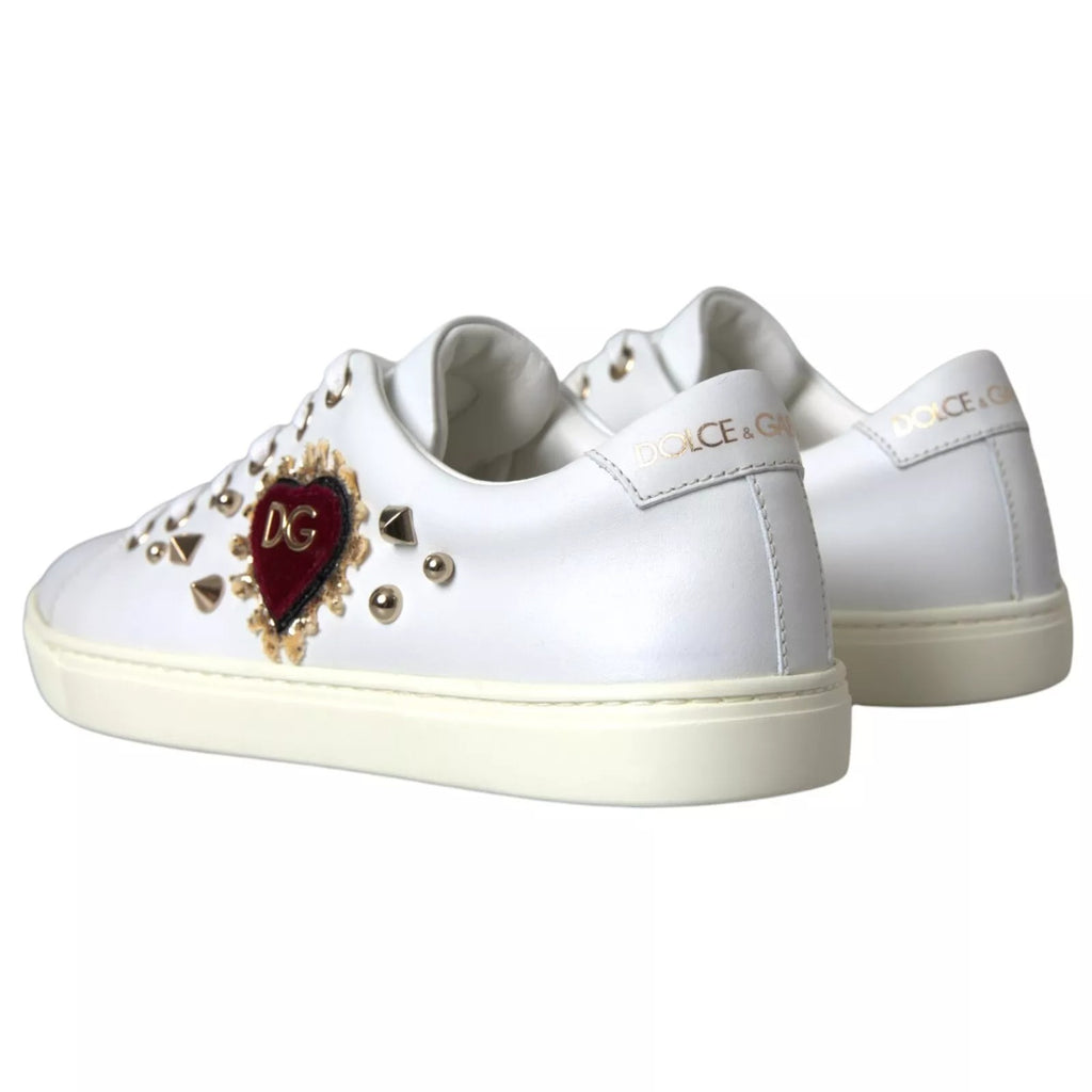 Chaussures sneakers Dolce & Gabbana en cuir blanc avec cœurs rouges et détails dorés, vue de face.