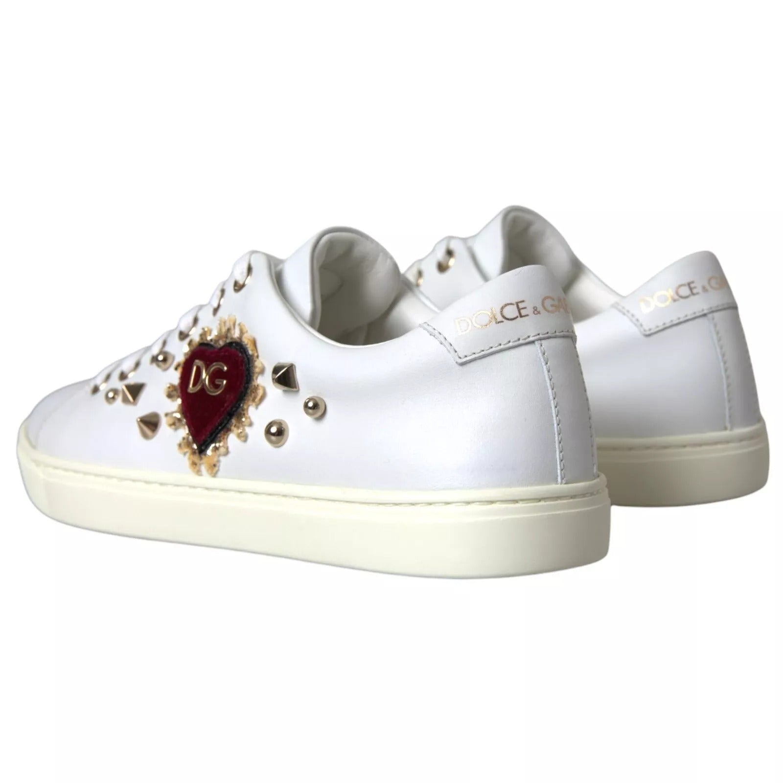 Chaussures sneakers Dolce & Gabbana en cuir blanc avec cœurs rouges et détails dorés, vue de face.