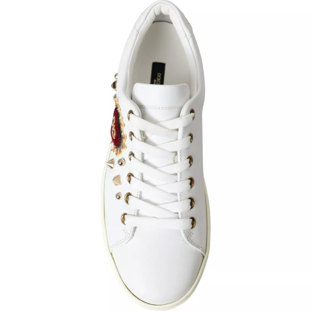 Chaussures Dolce & Gabbana en cuir blanc avec cœurs rouges et détails dorés, sneakers élégants et tendance.