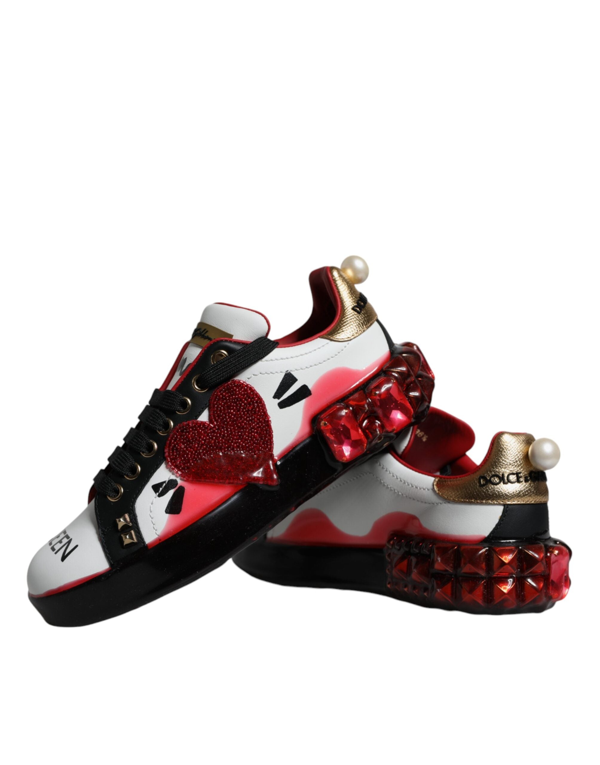 Chaussures Portofino Dolce & Gabbana en cuir blanc avec cristaux rouges, baskets élégantes avec détails brillants.