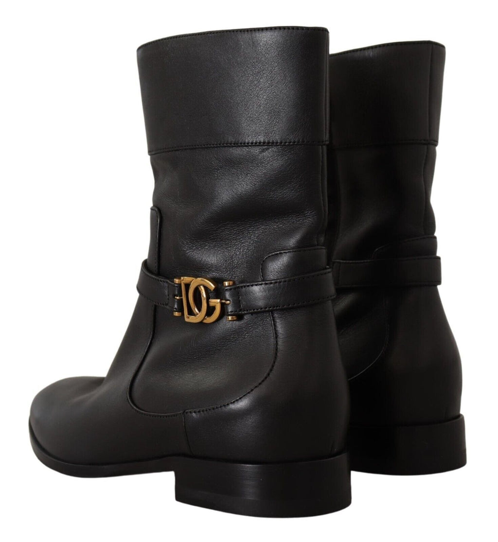 Chaussures Dolce & Gabbana, bottines courtes en cuir noir avec logo, semelle en caoutchouc, vue de côté.