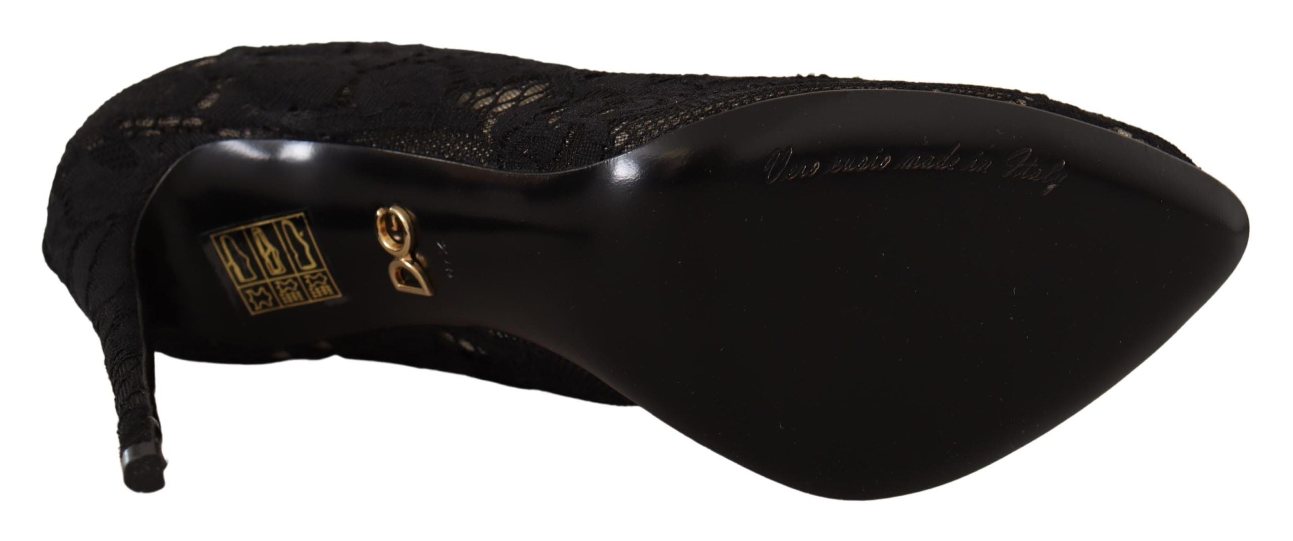 Chaussettes extensibles noires Dolce & Gabbana avec dentelle Taormina, portées avec des bottines en cuir noir.