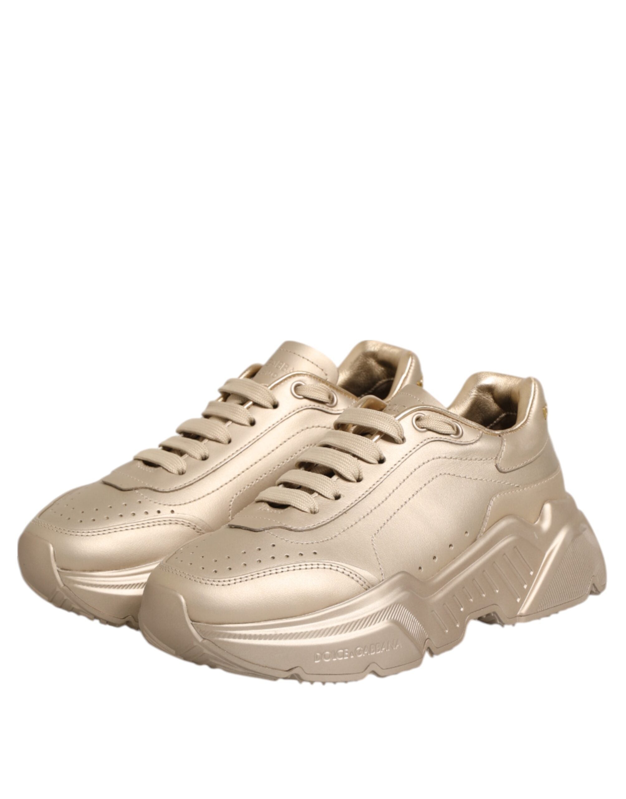 Chaussures femmes Dolce & Gabbana Daymaster en cuir doré, baskets élégantes avec logo en relief et semelle blanche.