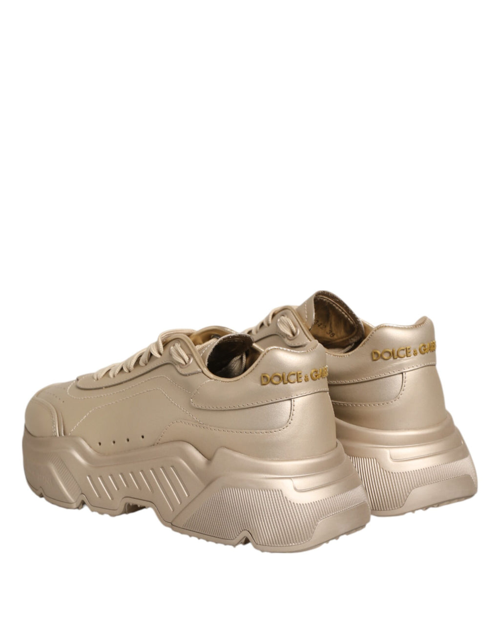 Chaussures sneakers Dolce & Gabbana Daymaster en cuir doré pour femmes, vue de face avec détails élégants.