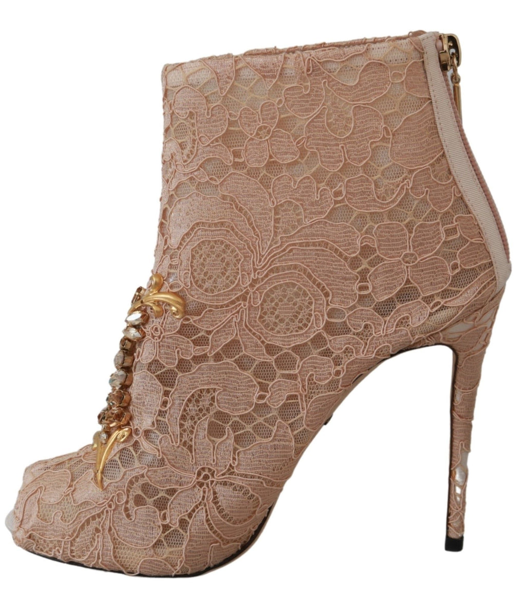 Chaussures à talons stilettos Dolce & Gabbana, bottines en dentelle rose ornées de cristaux, élégantes et sophistiquées.