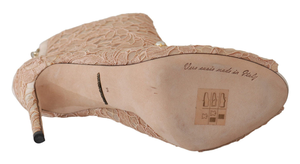 Chaussures à talons stilettos Dolce & Gabbana, bottines en dentelle rose ornées de cristaux, élégantes et sophistiquées.