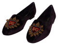 Chaussures plates en velours violet Dolce & Gabbana avec cœur en détail, loafers élégants pour femmes.