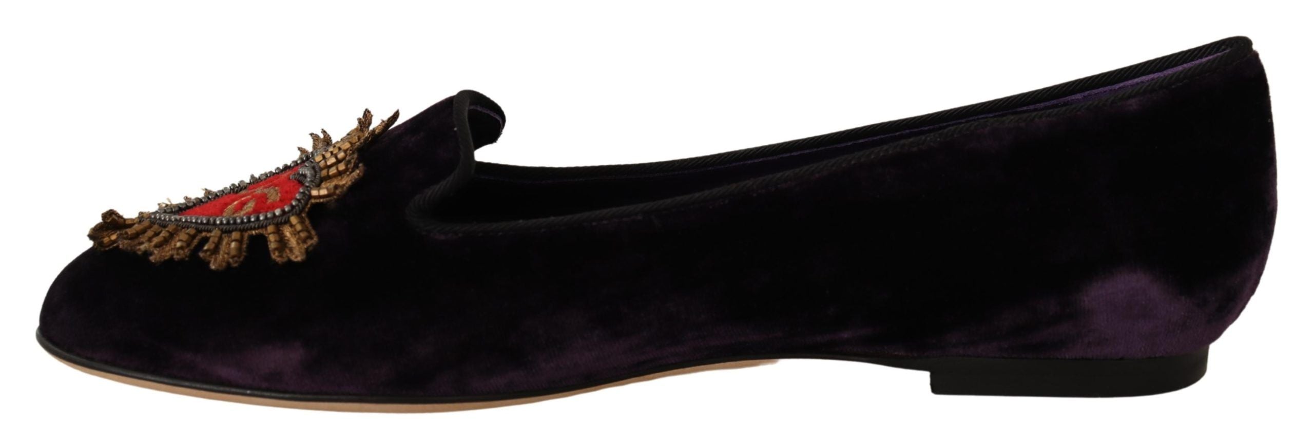 Chaussures plates Dolce & Gabbana en velours violet avec cœur DG, mocassins élégants pour femmes.