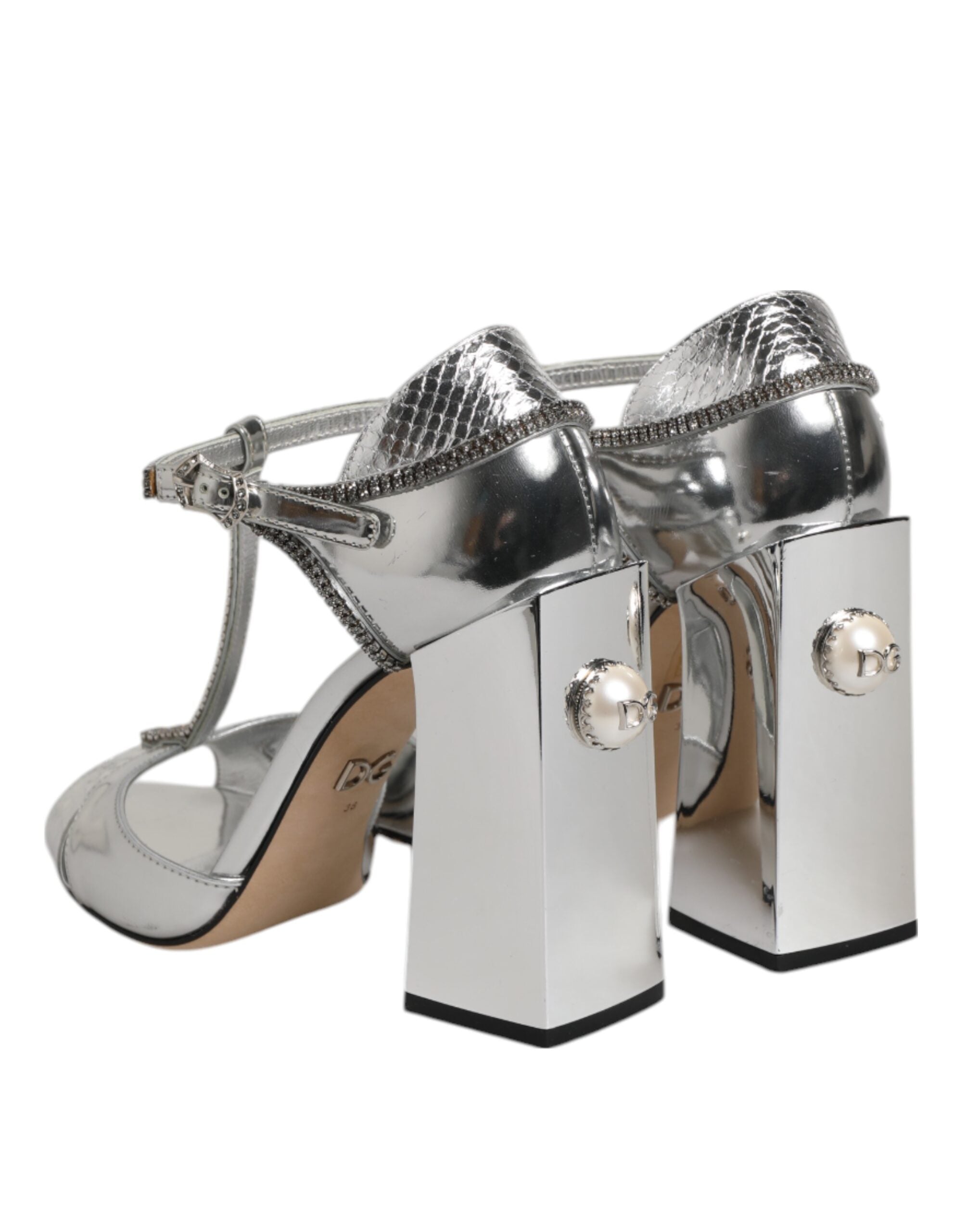 Sandales Dolce & Gabbana en cuir argenté avec bride T-strap, chaussures élégantes et sophistiquées pour femme.