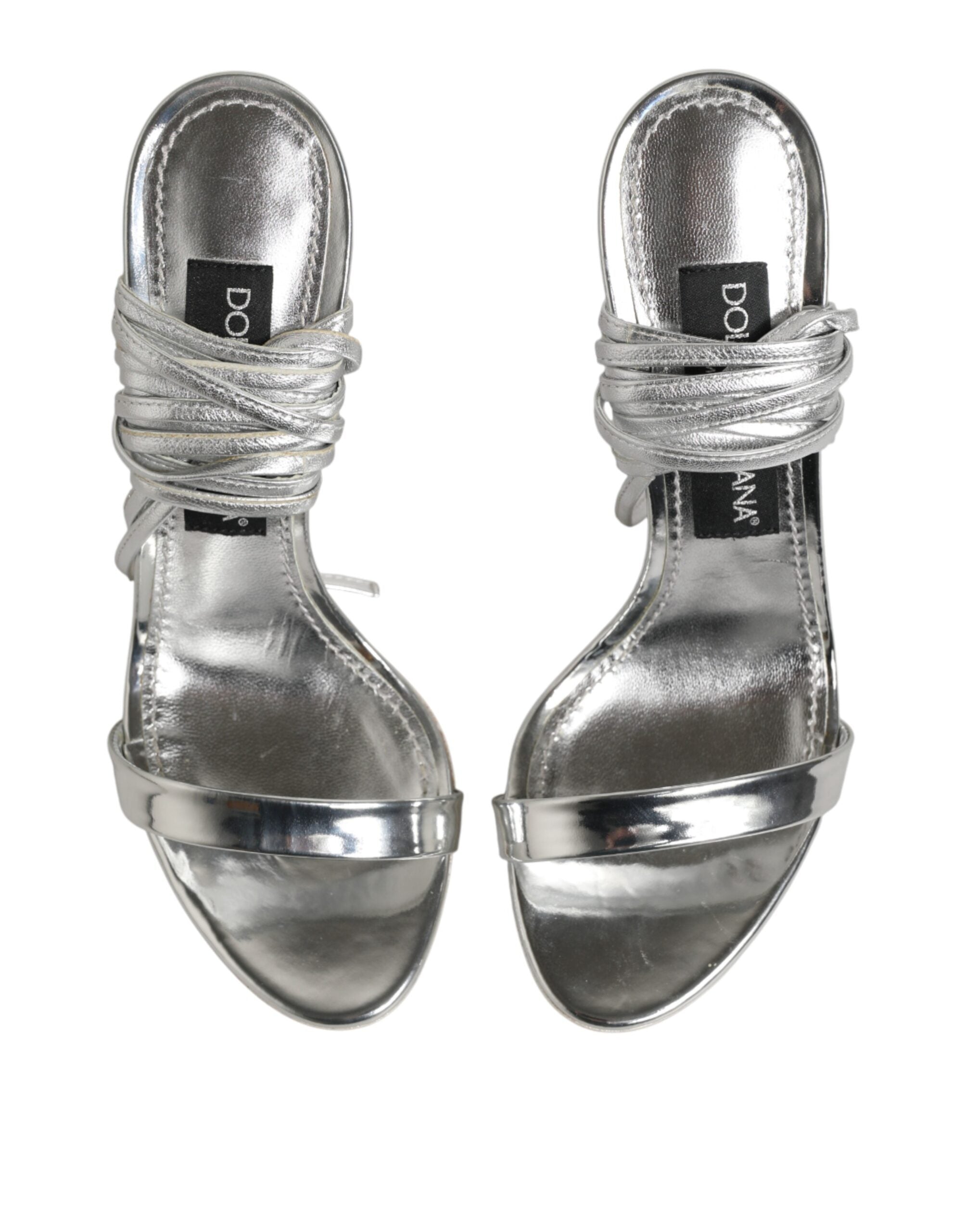 Sandales à talons hauts argentées Dolce & Gabbana avec lanières élégantes, chaussures sophistiquées pour femmes.