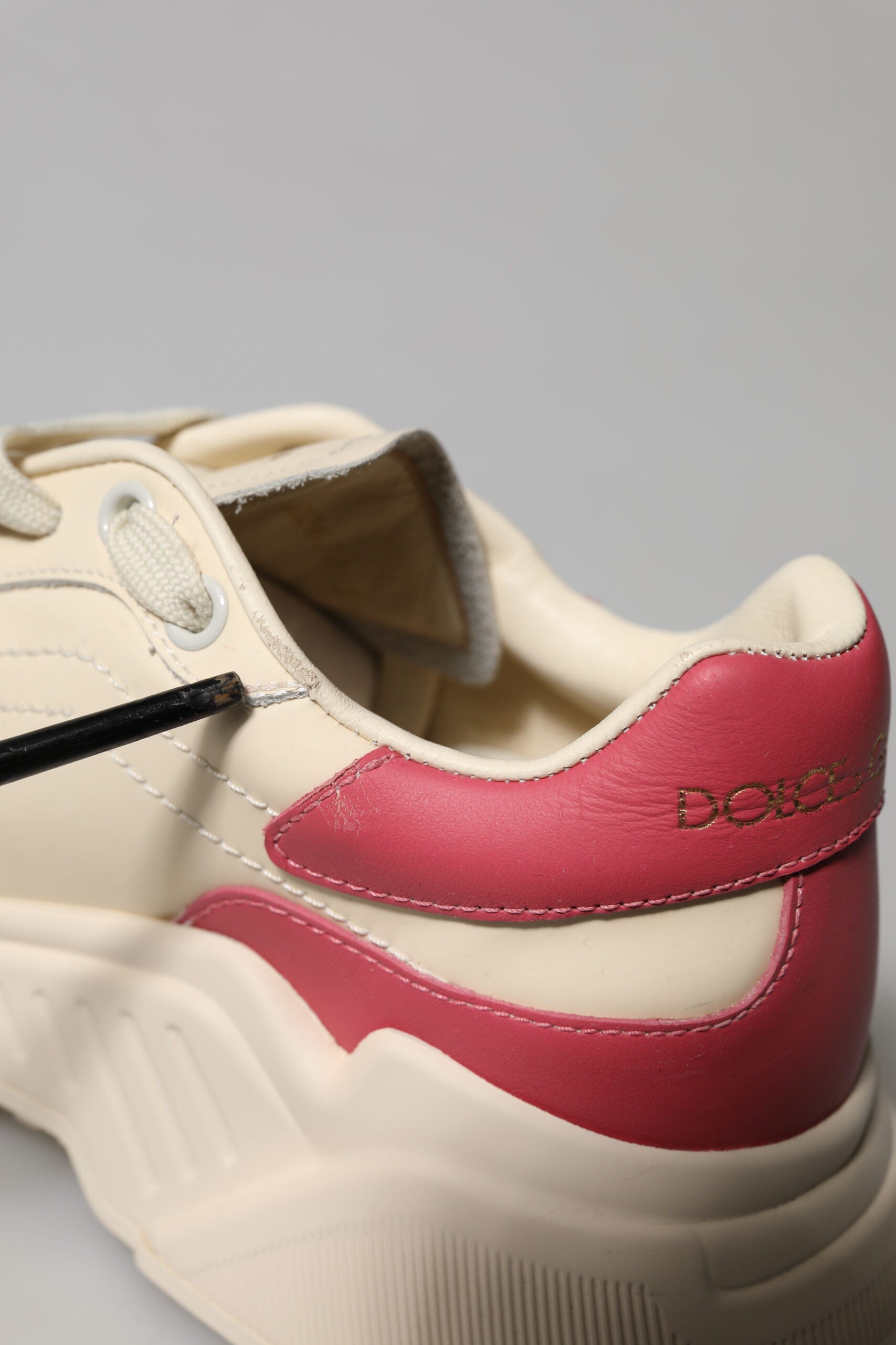 Chaussures sneakers Dolce & Gabbana Daymaster en cuir blanc et rose, avec design élégant et détails modernes.
