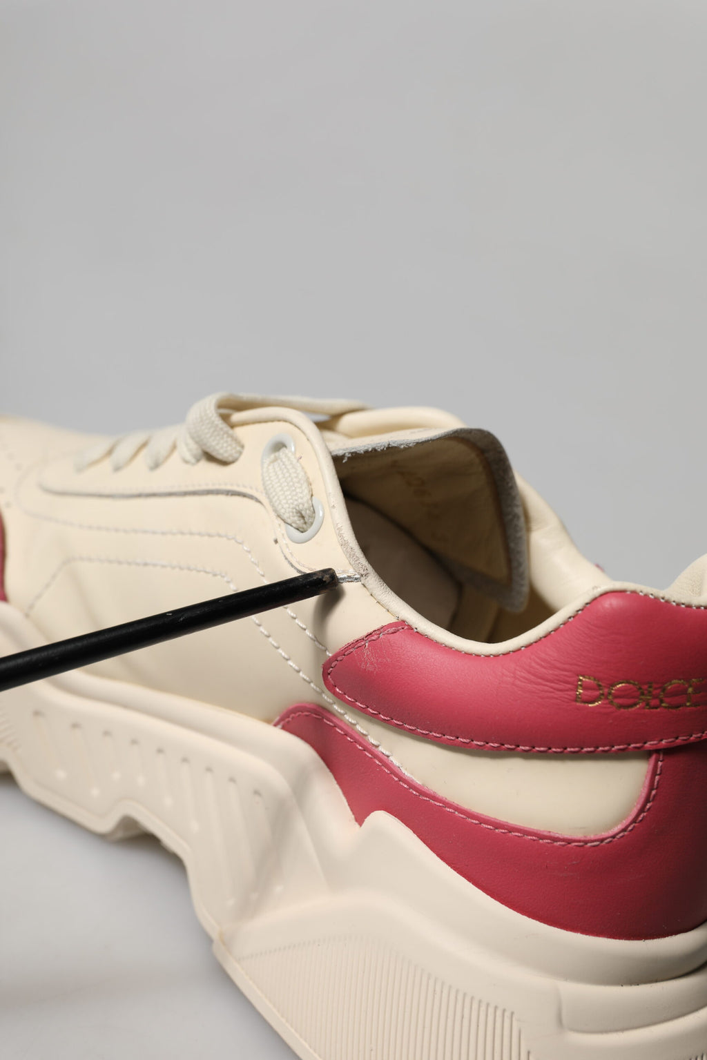 Chaussures Sneakers Dolce & Gabbana Daymaster en cuir blanc et rose, vue de face, détails de la semelle et du design élégant.