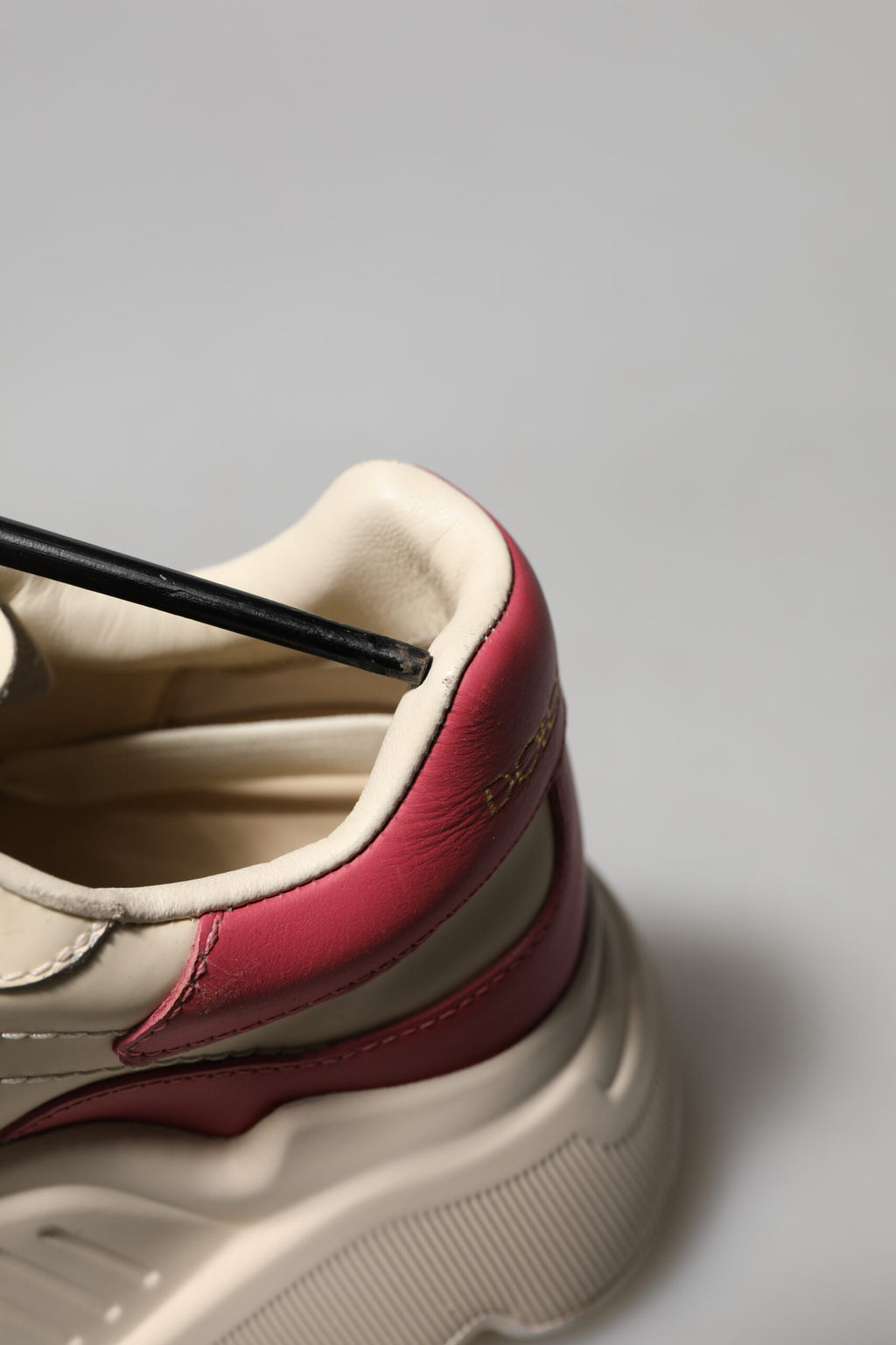 Chaussures sneakers Dolce & Gabbana Daymaster en cuir blanc et rose, vue de face avec détails de design élégants.