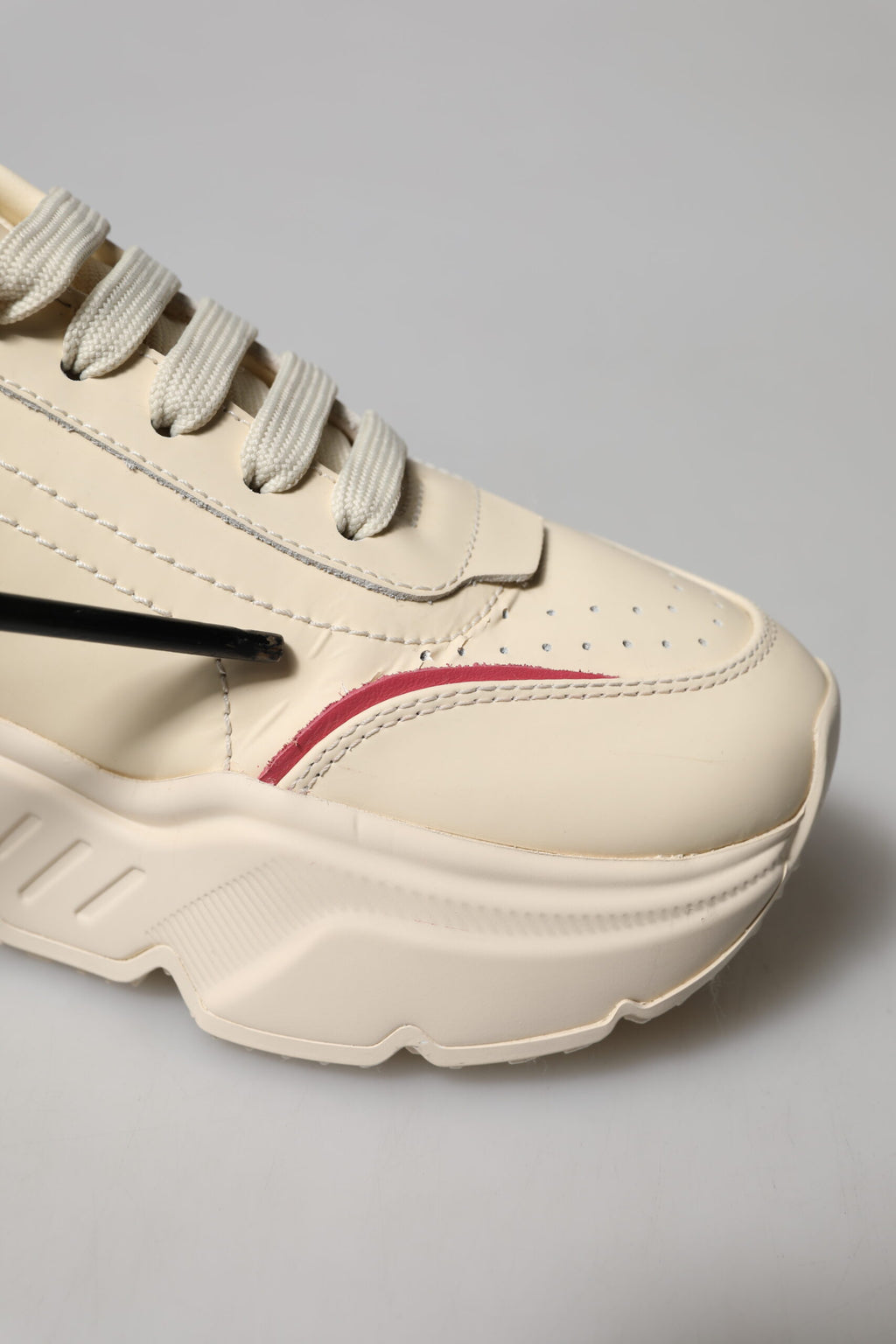 Chaussures sneakers Daymaster en cuir blanc et rose de Dolce & Gabbana, vues de face, avec détails de design en cuir.