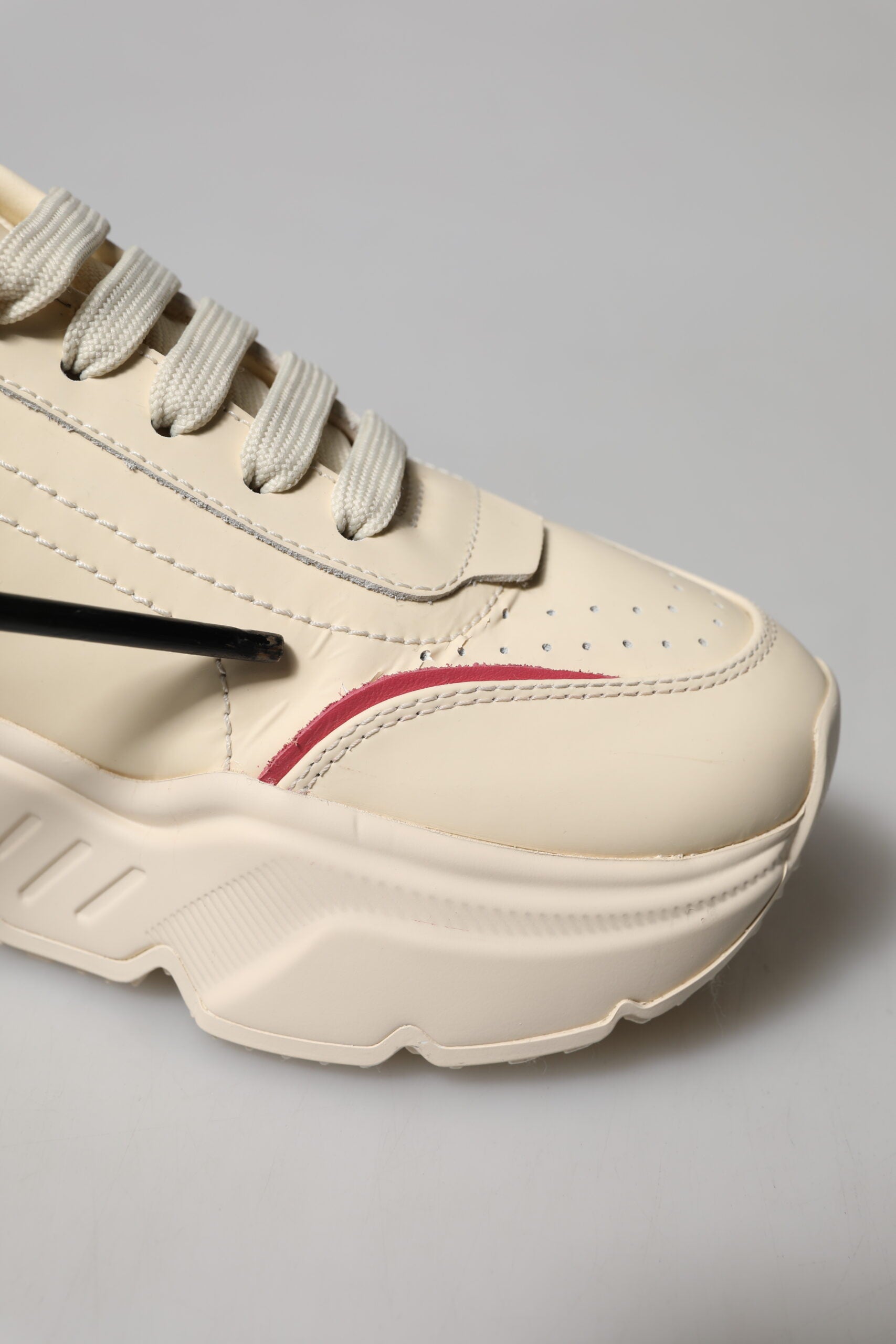 Chaussures sneakers Daymaster en cuir blanc et rose de Dolce & Gabbana, vues de face, avec détails de design en cuir.