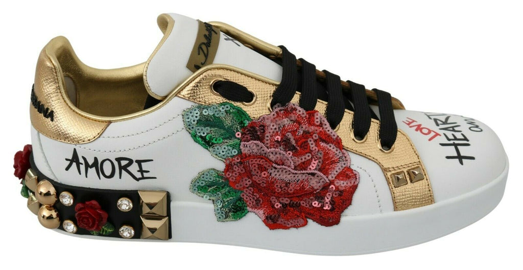 Baskets pour femmes Dolce & Gabbana blanches avec sequins et cristaux, ornées de roses blanches élégantes.