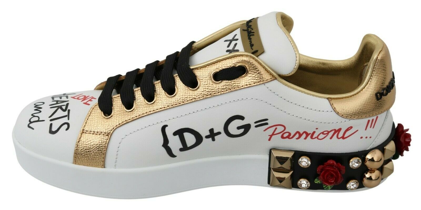Chaussures pour femmes Dolce & Gabbana en sneakers blanches avec sequins et cristaux, ornées de roses blanches élégantes.