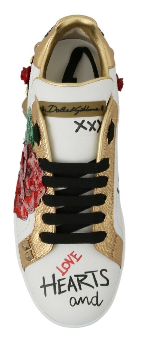 Sneakers pour femmes Dolce & Gabbana blanches avec sequins, roses en cristaux, style élégant et tendance.