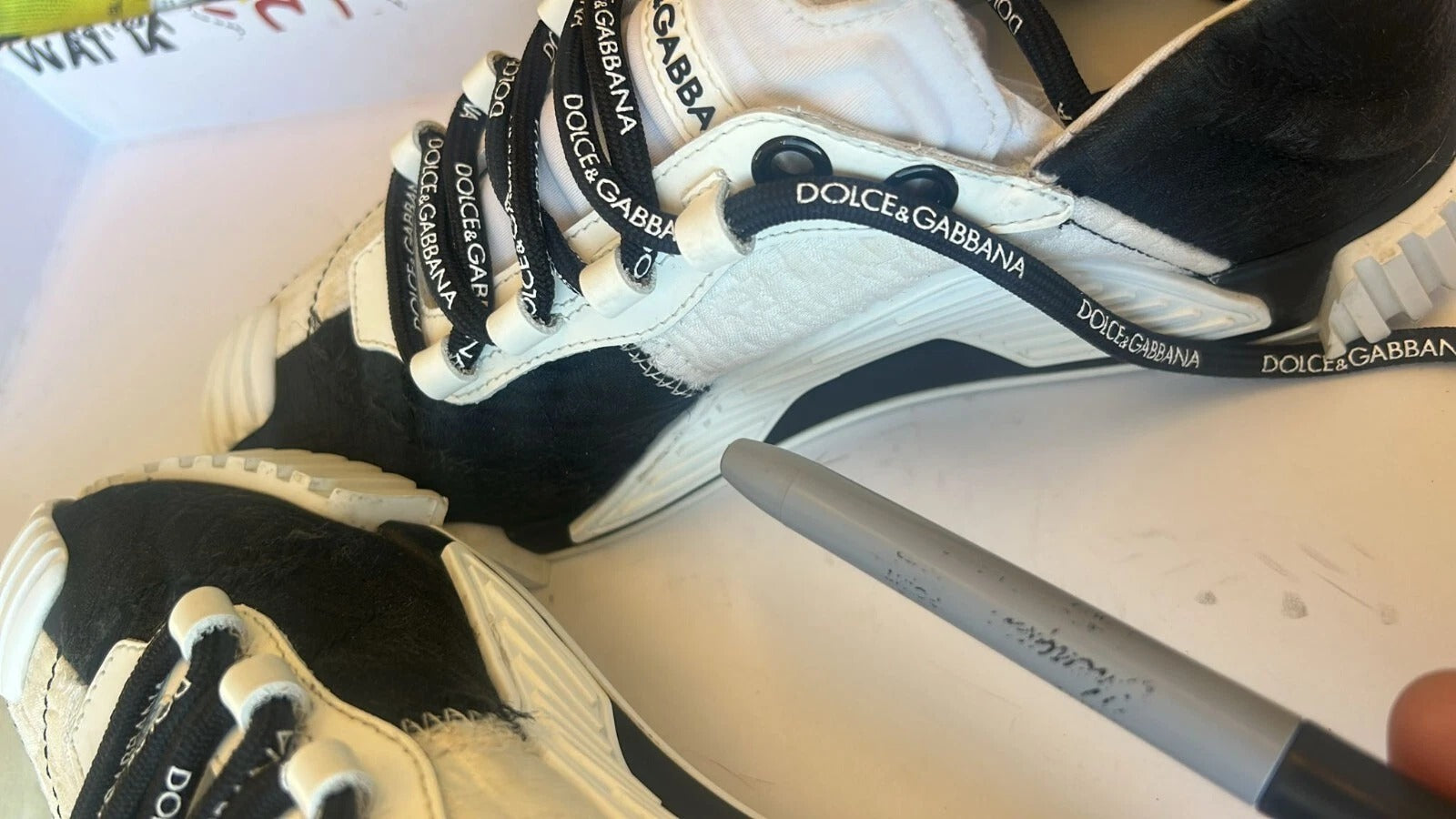 Chaussures sneakers basses Dolce & Gabbana NS1 blanches et noires, mode décontractée, vue de face.
