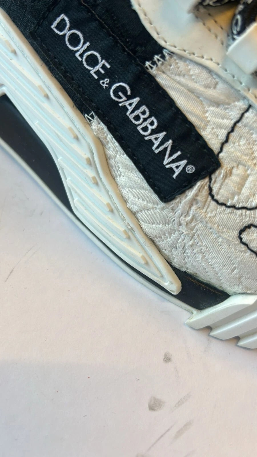 Chaussures sneakers basses Dolce & Gabbana NS1 blanches et noires, style décontracté, vue de face.