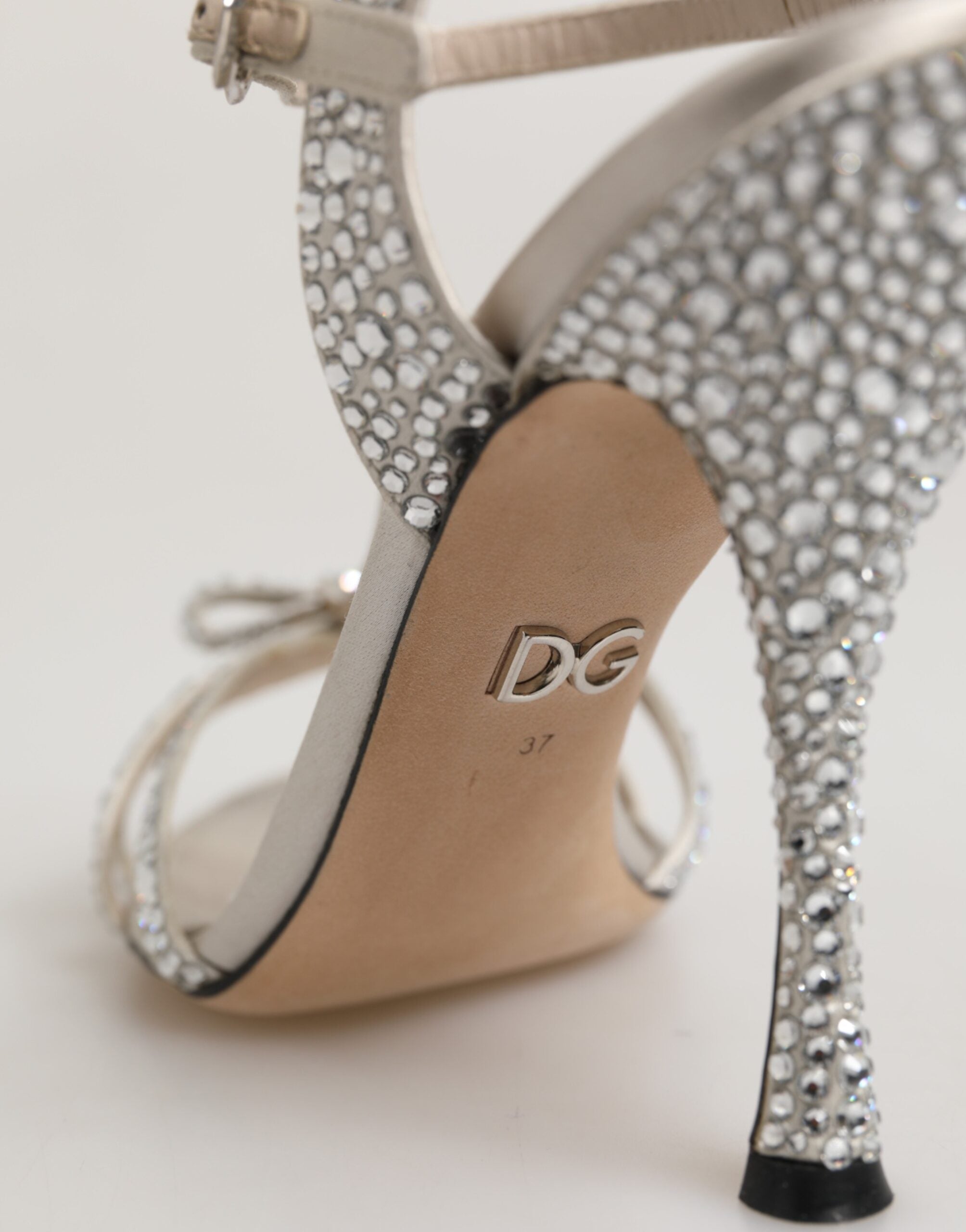 Sandales à talons Dolce & Gabbana en argent avec bride à la cheville et strass, élégantes chaussures pour femmes.